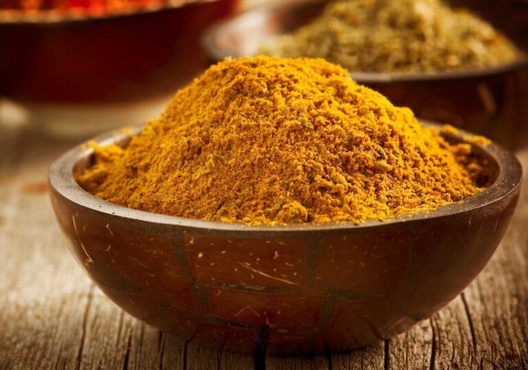 ¿Cuáles son los beneficios del curry en polvo?