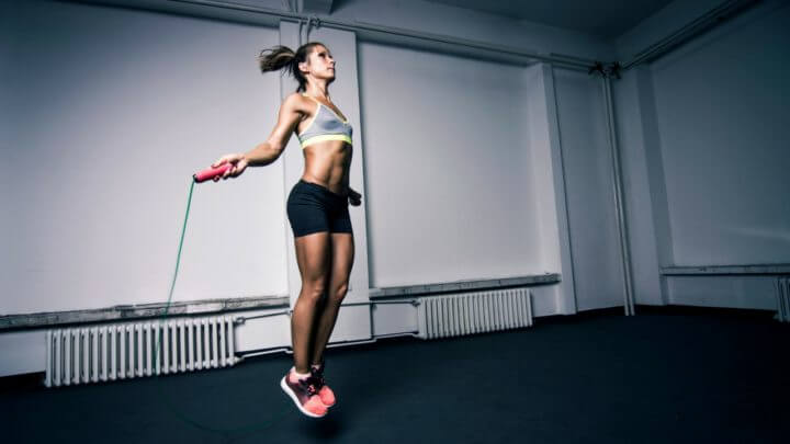 ¿Qué beneficios tiene saltar a la comba?