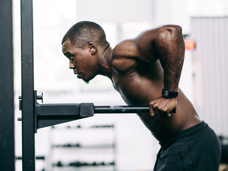 ¿Qué ejercicios promueven el crecimiento del pectoral bajo?