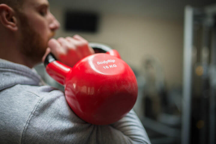 press hombro con kettlebell