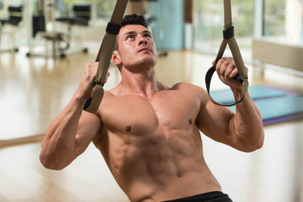 Ejercicios con bandas de TRX para el pecho