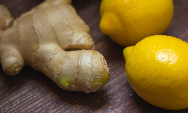 chupito detox de jengibre y limón