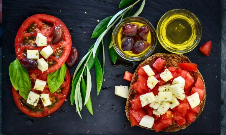 aceite y tomare, una de las mejores combinaciones de alimentos saludables