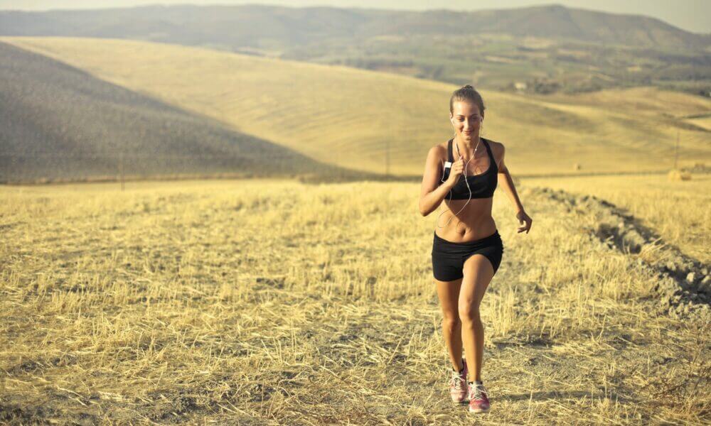 Sigue esta sencilla rutina HIIT para entrenar en cuestas