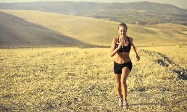 Sigue esta sencilla rutina HIIT para entrenar en cuestas