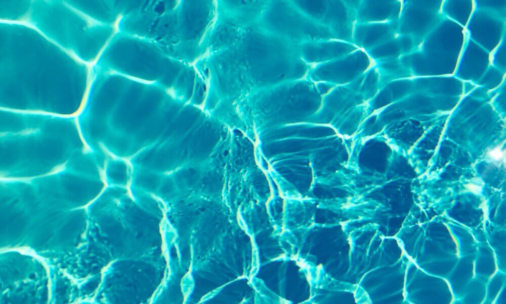 Conoce esta rutina HIIT para hacer en la piscina