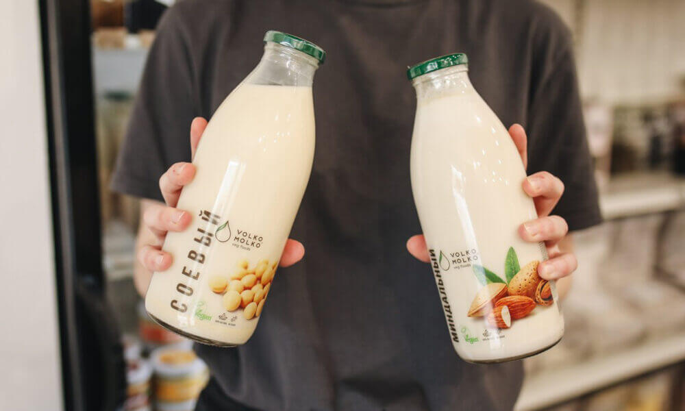 Todos los beneficios que aporta la leche de almendras si la consumes a diario
