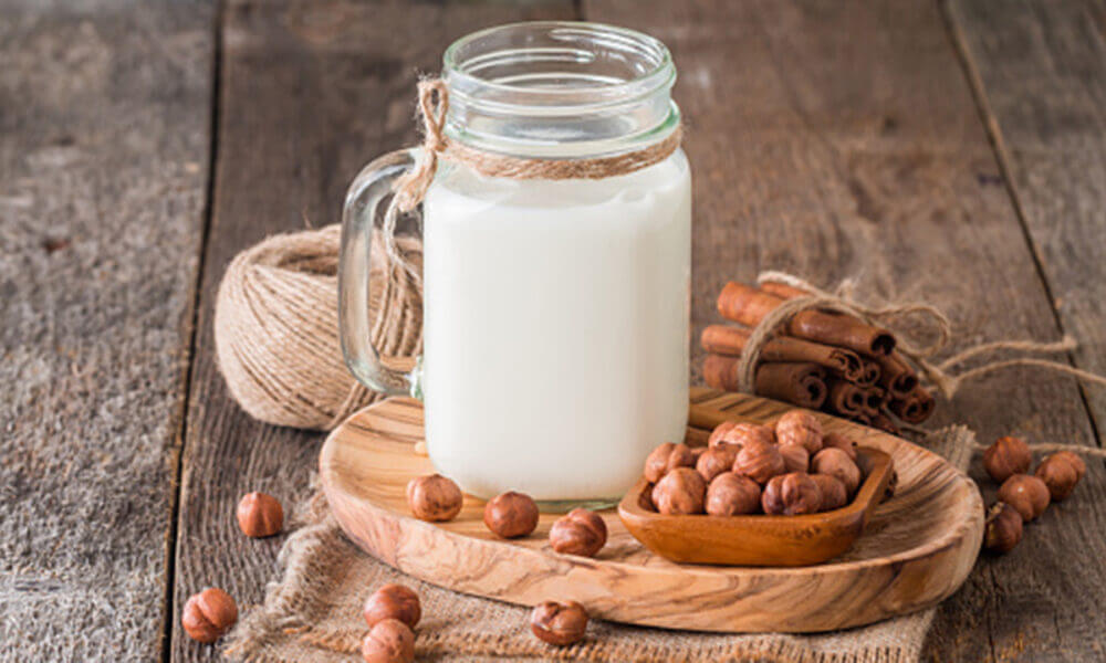Beneficios que aporta la leche de avellanas si la consumes a diario