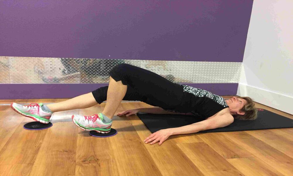 ejercicios con sliders o deslizadores para entrenar piernas