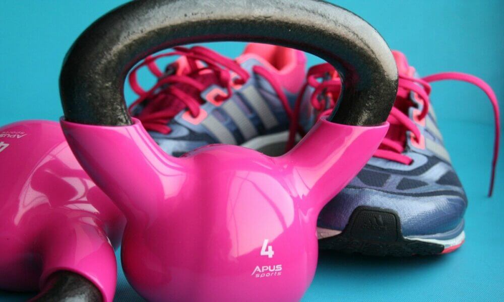 los 5 mejores ejercicios con kettlebells o pesas rusas para entrenar la espalda