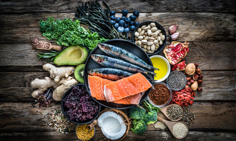 Principales beneficios que aorta el pescado azul