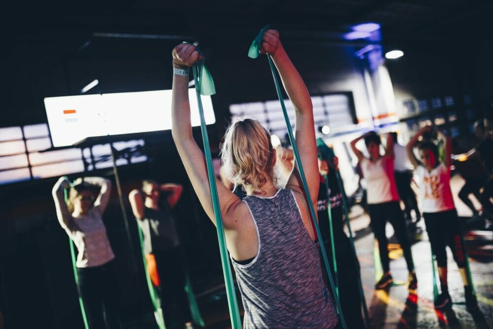ejercicios con gomas para fortalecer piernas
