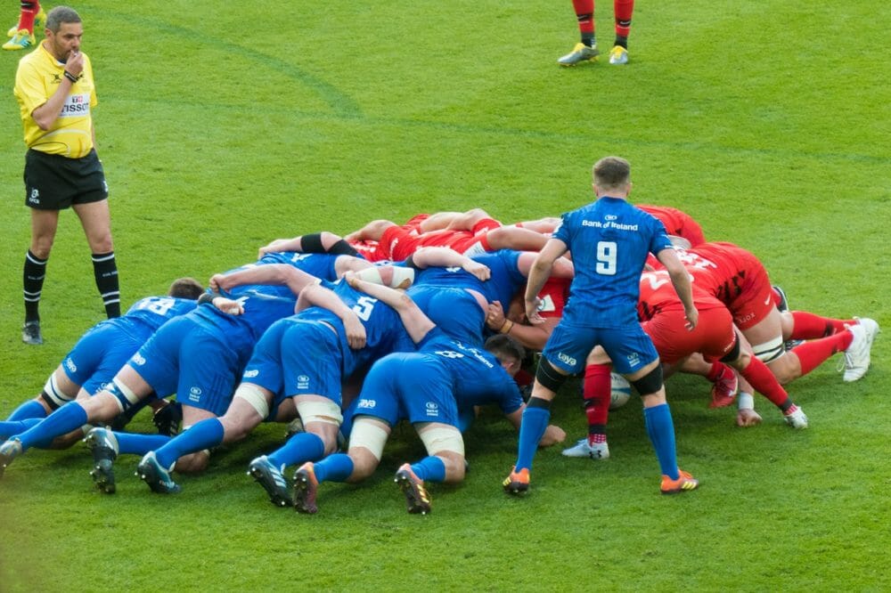 La melé en rugby se forma cuando los jugadores cometen una infracción