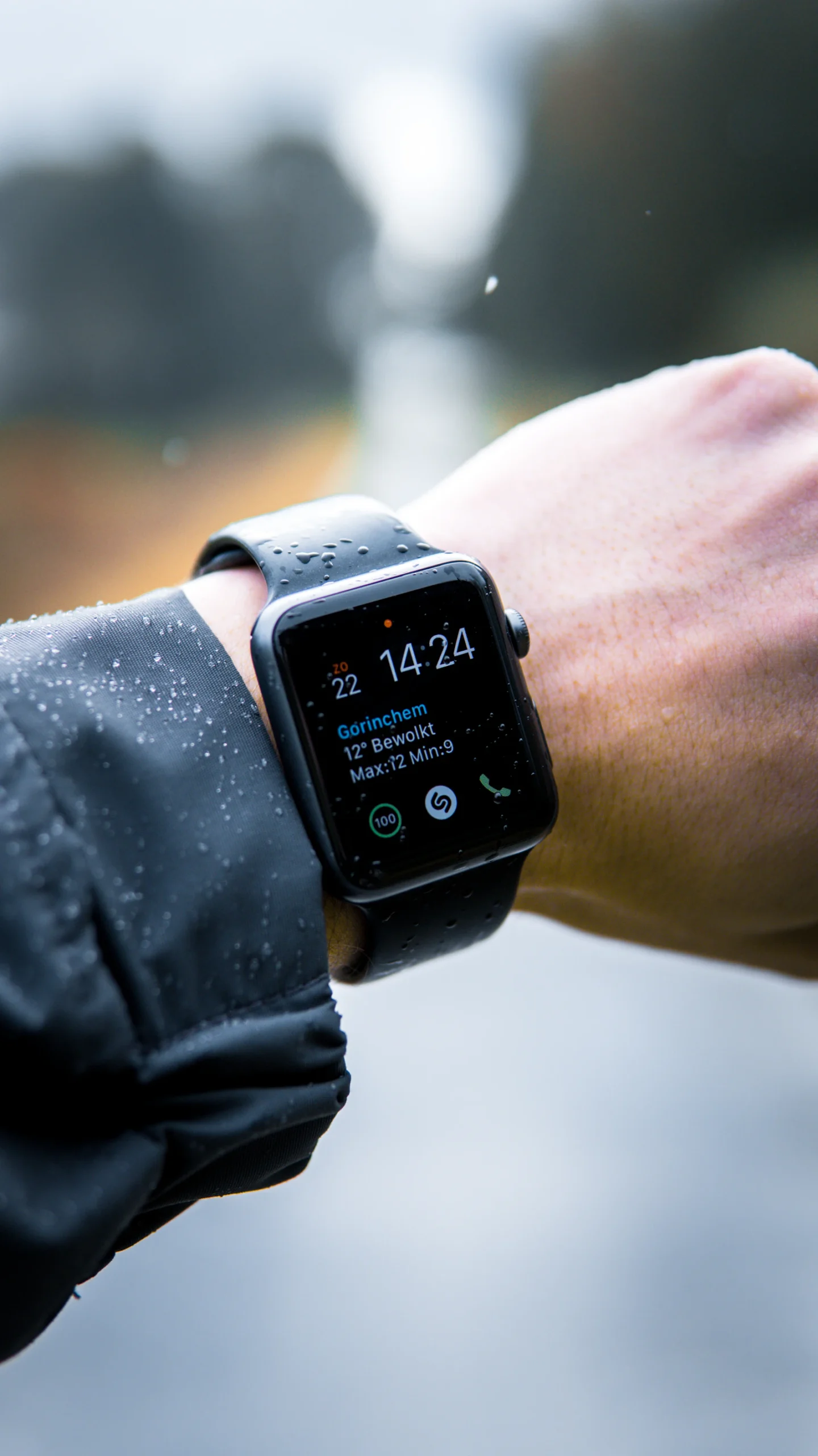 Reloj deportivo en la muñeca de un corredor mostrando datos de la sesión