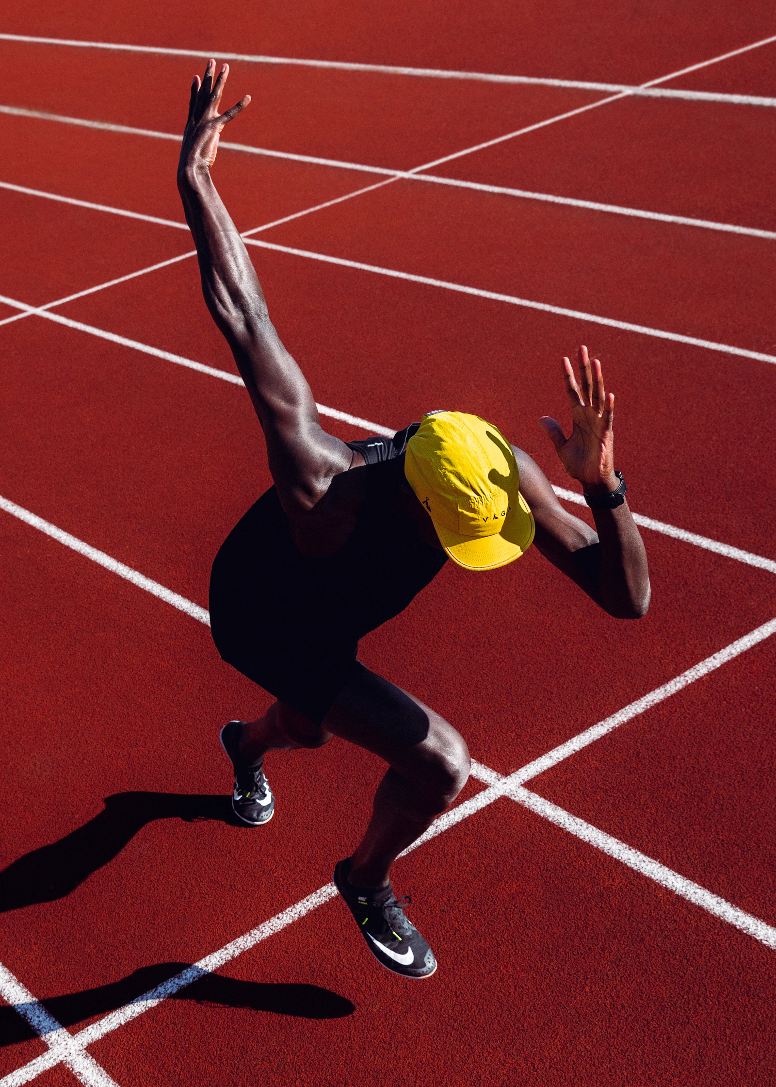 Corredor en una pista de atletismo con auriculares