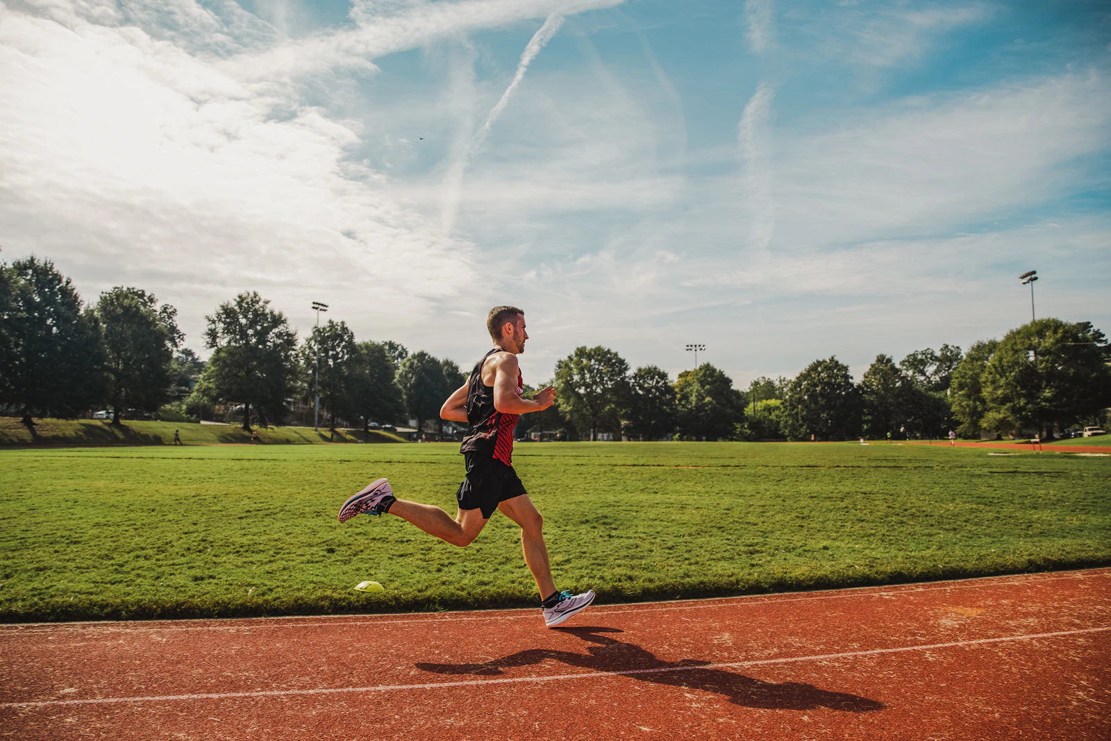 Corredor haciendo zancadas en un entrenamiento de fuerza