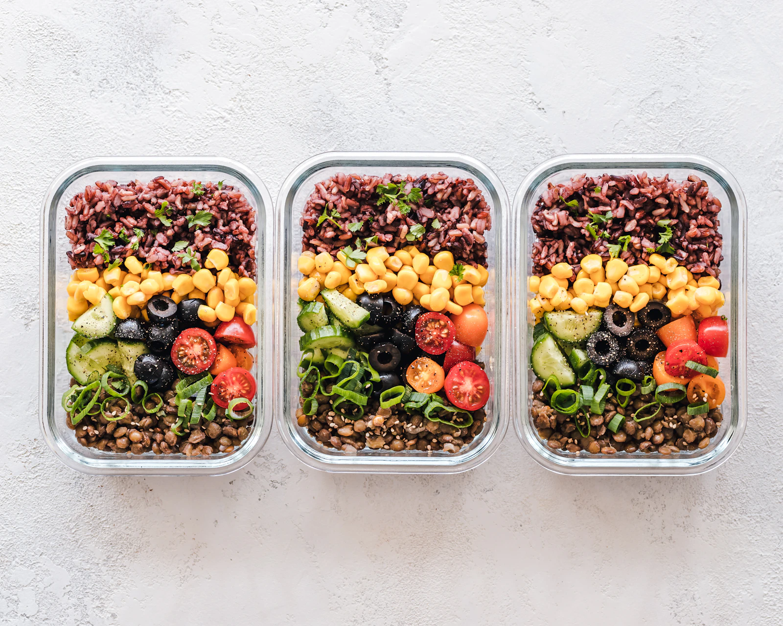 Tarros de cristal con ingredientes de ensalada preparados