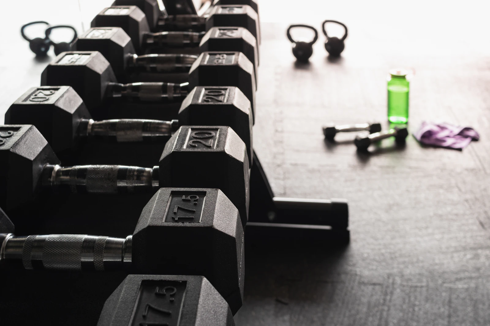 Varias kettlebells de distintos pesos en el suelo de un gimnasio