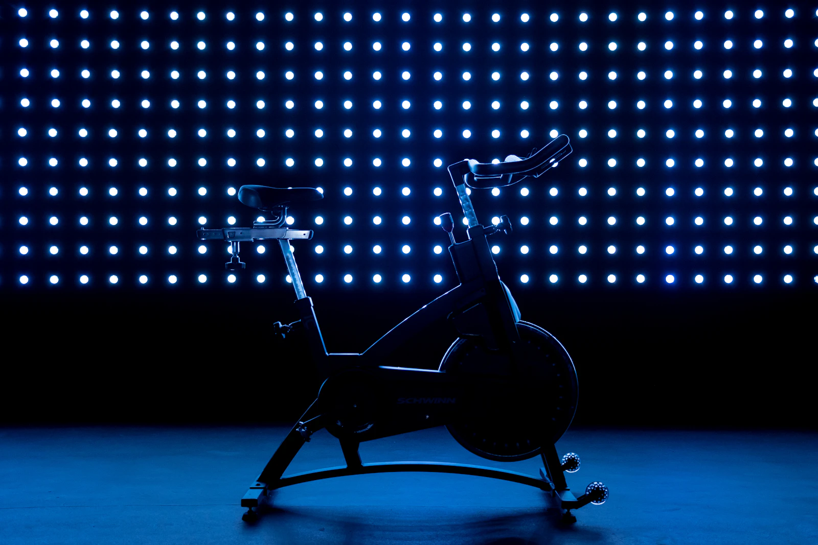Bicicleta estática en un gimnasio