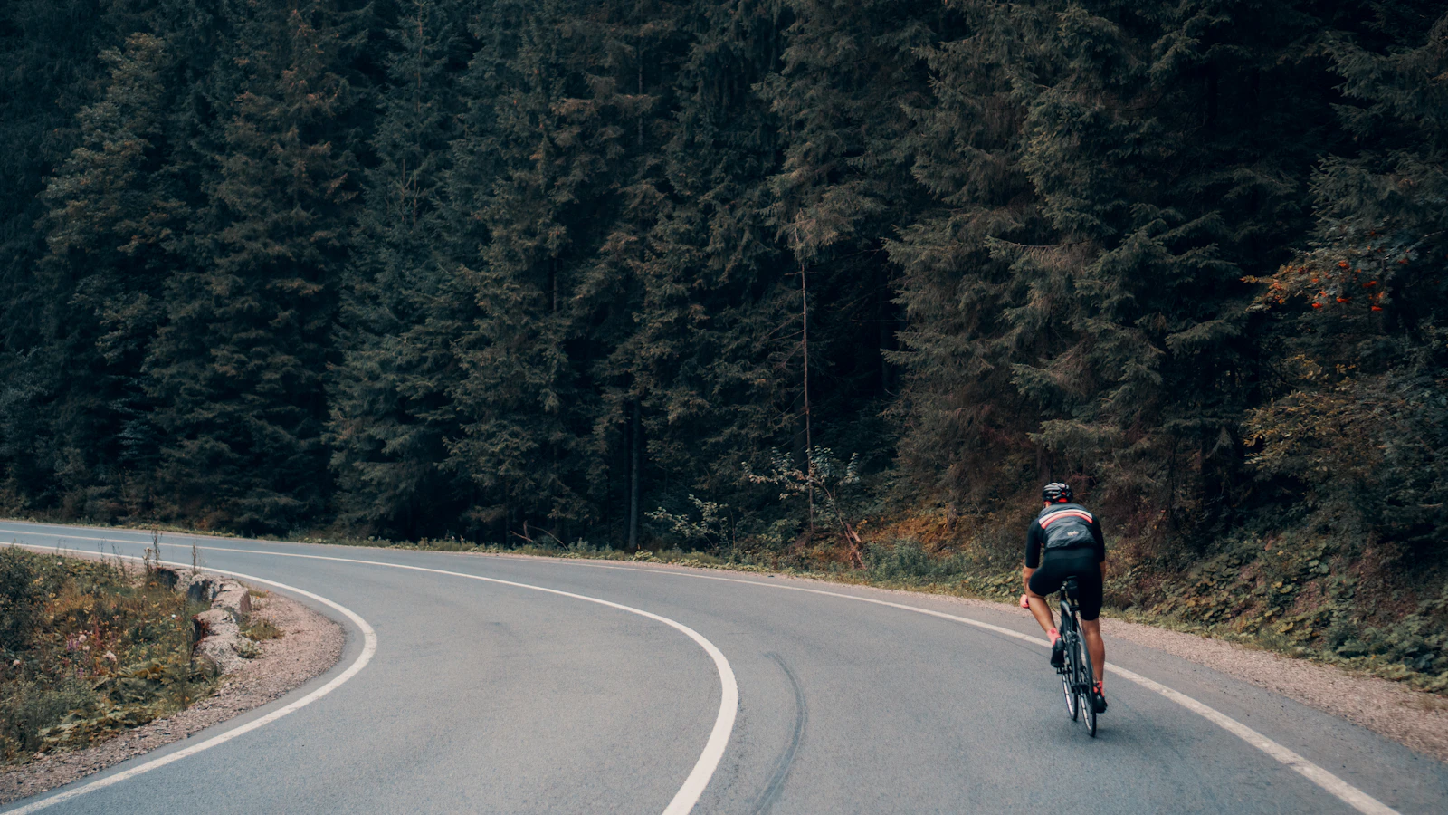 Ciclista de carretera subiendo un puerto de montaña