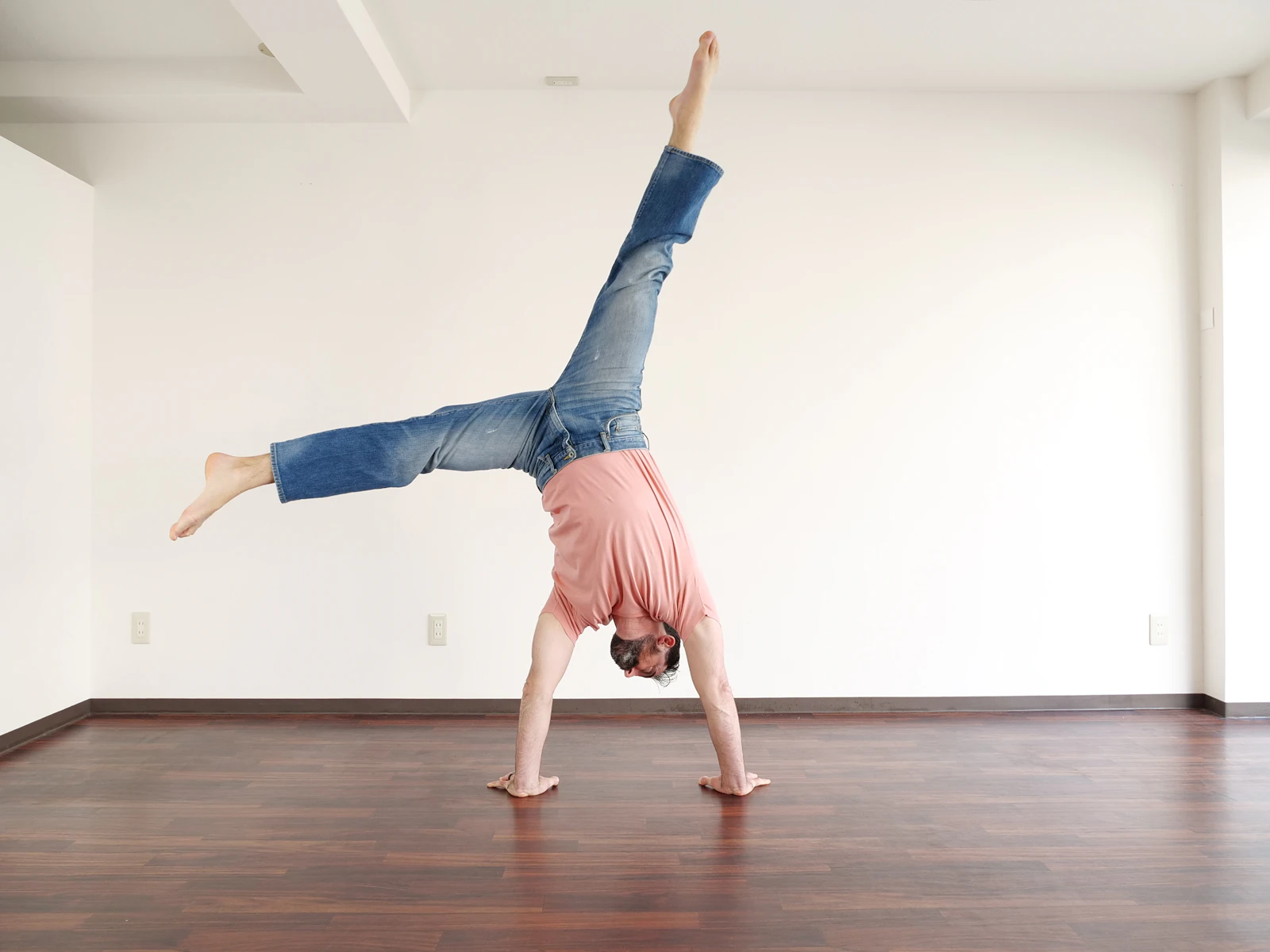 Persona haciendo una rueda lateral sobre un tapiz de gimnasia