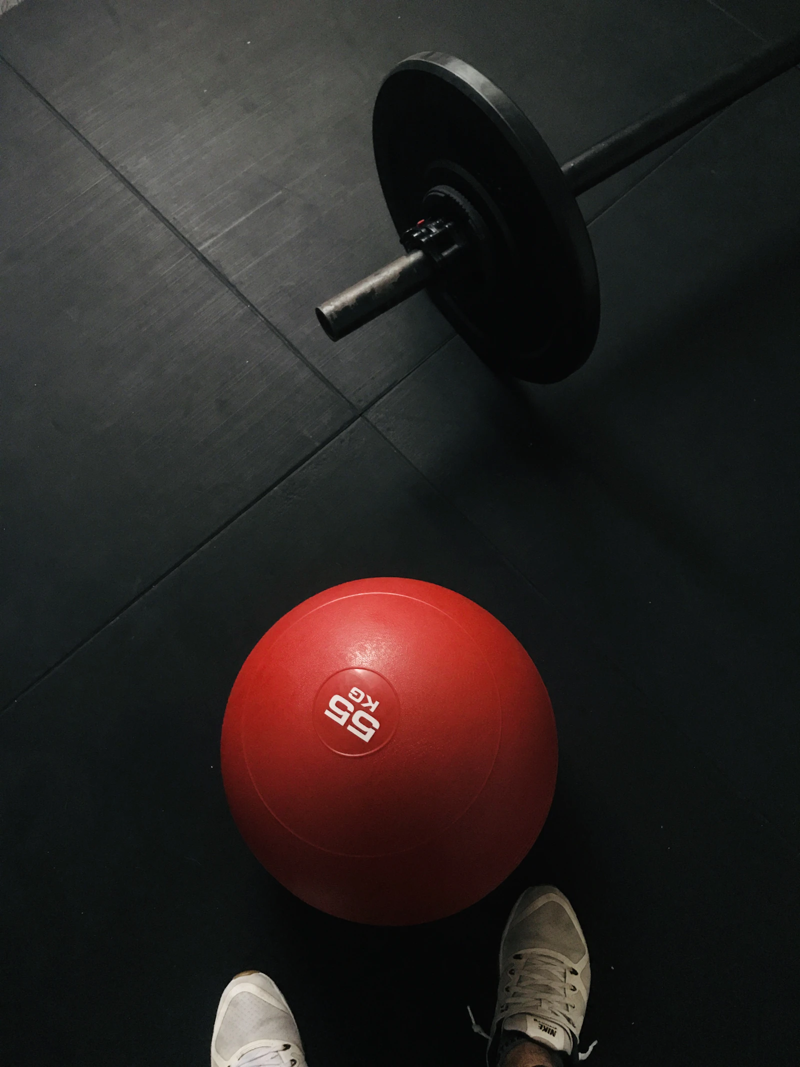 Barra cargada con discos en el suelo de un gimnasio