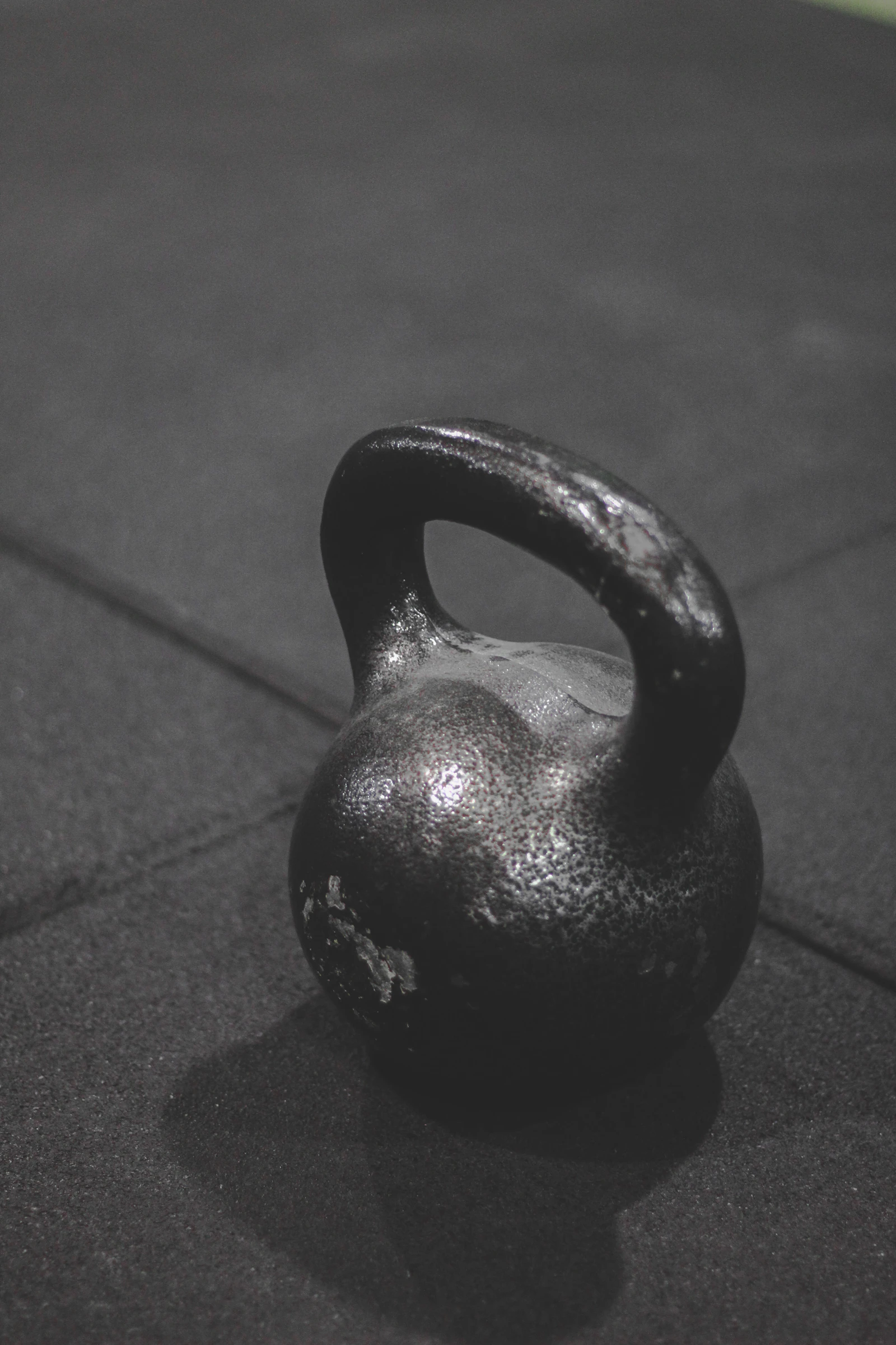 Persona caminando con una kettlebell pesada en cada mano