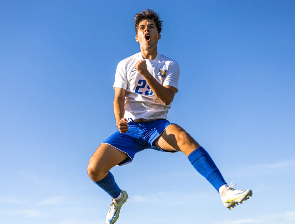 Futbolista haciendo un salto a cajón durante un entrenamiento