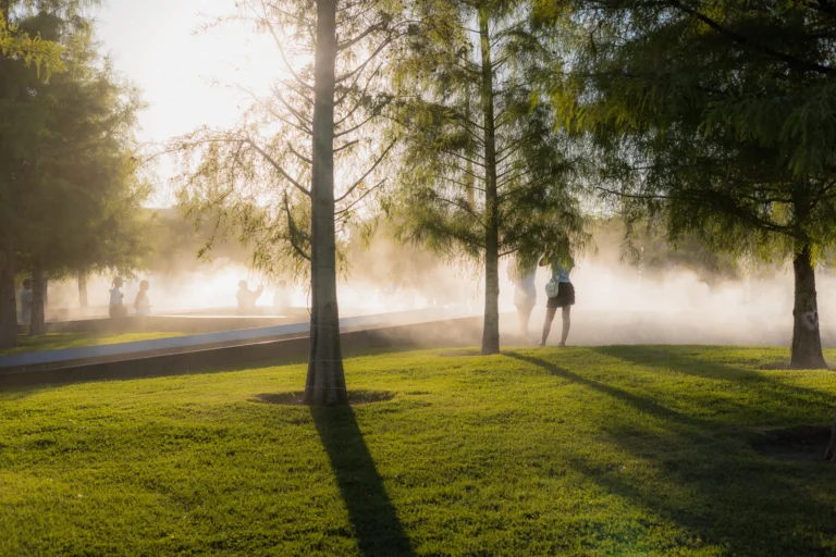 Corredora principiante trotando por un parque por la mañana