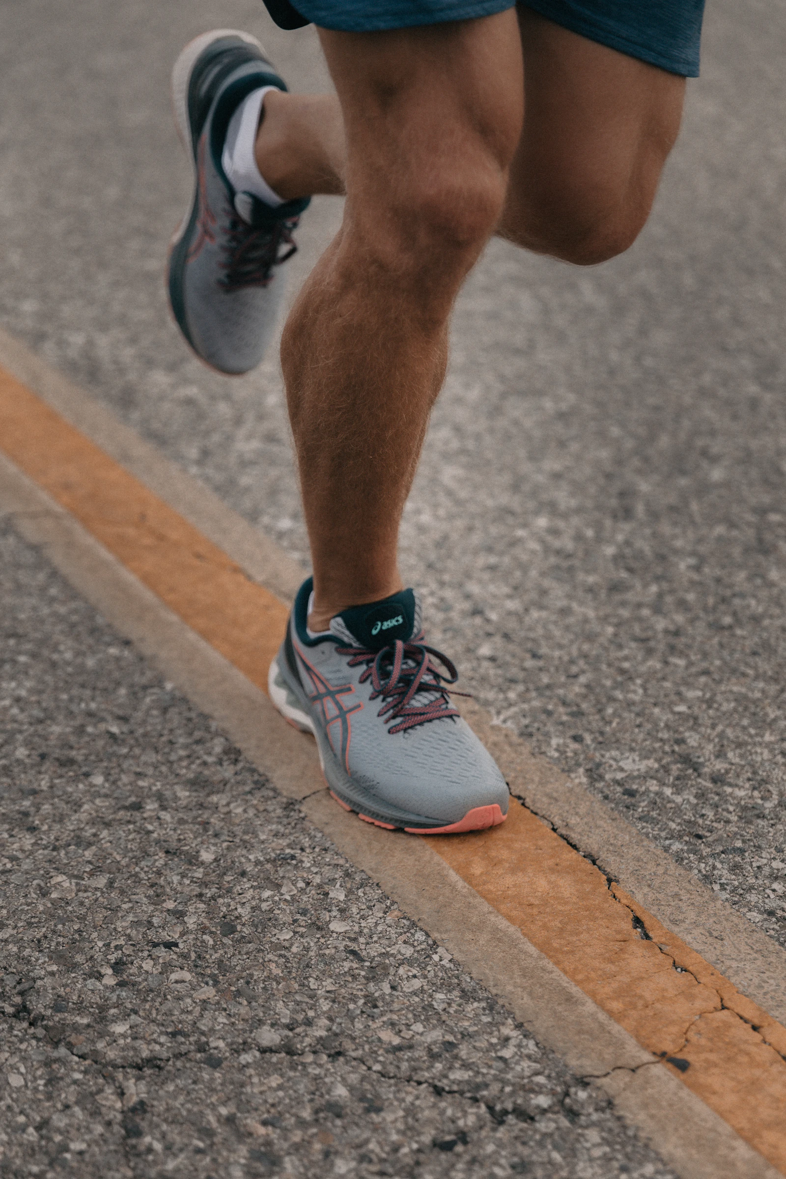 Zapatillas de correr sobre un camino de tierra
