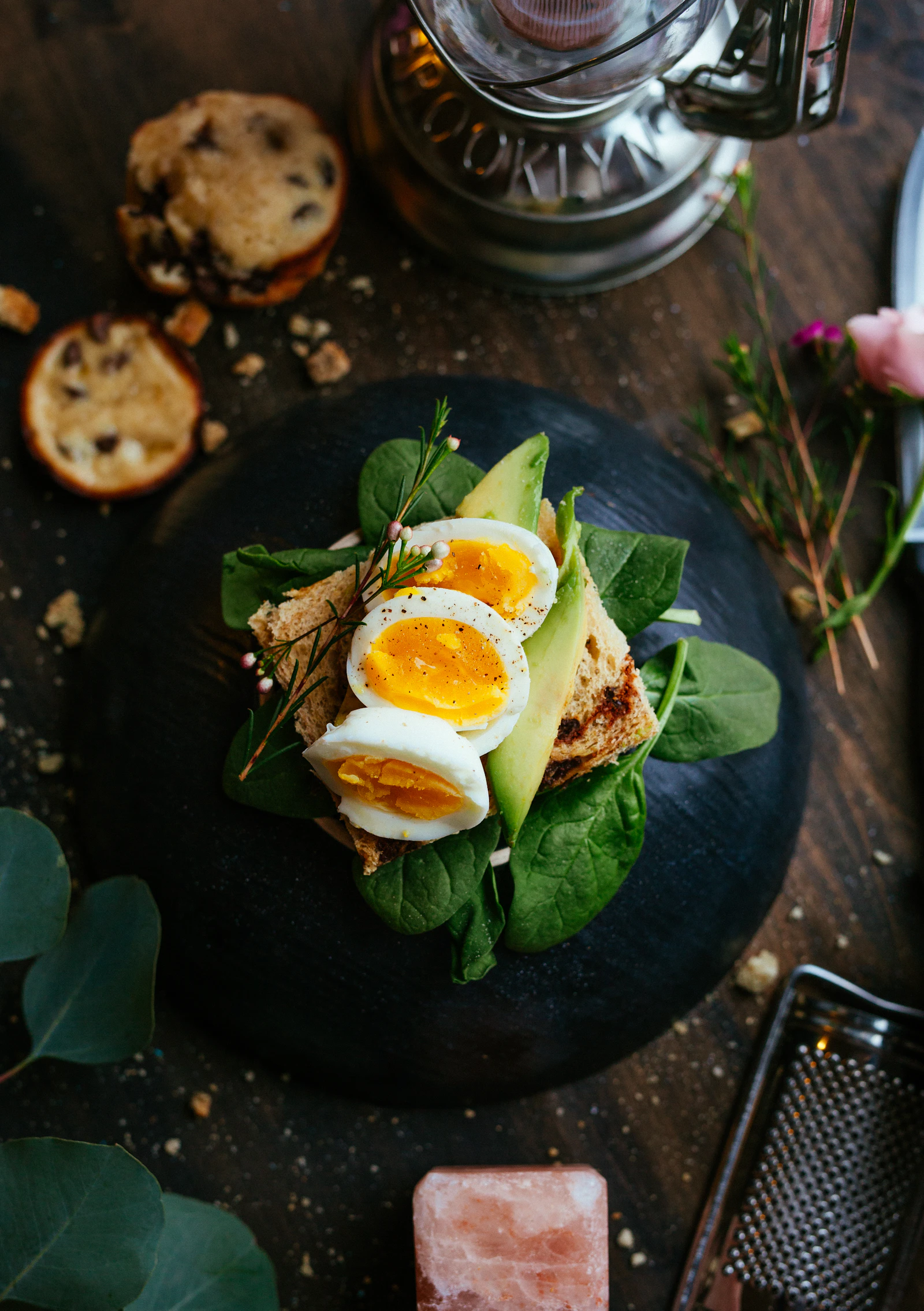 Plato con huevos, pollo y legumbres