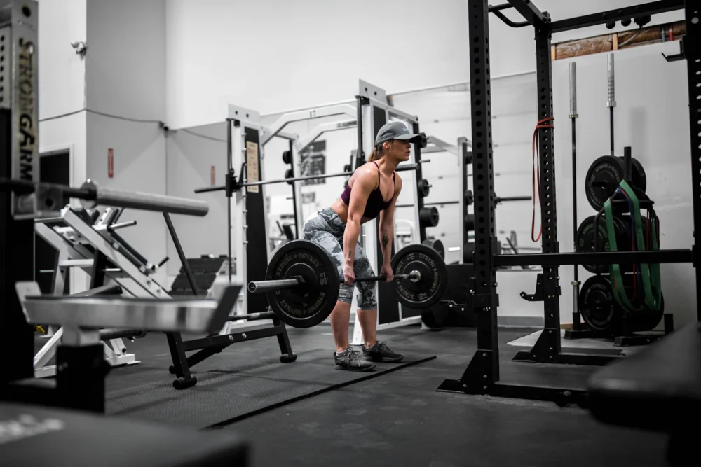Barra cargada en un rack de sentadillas en el gimnasio