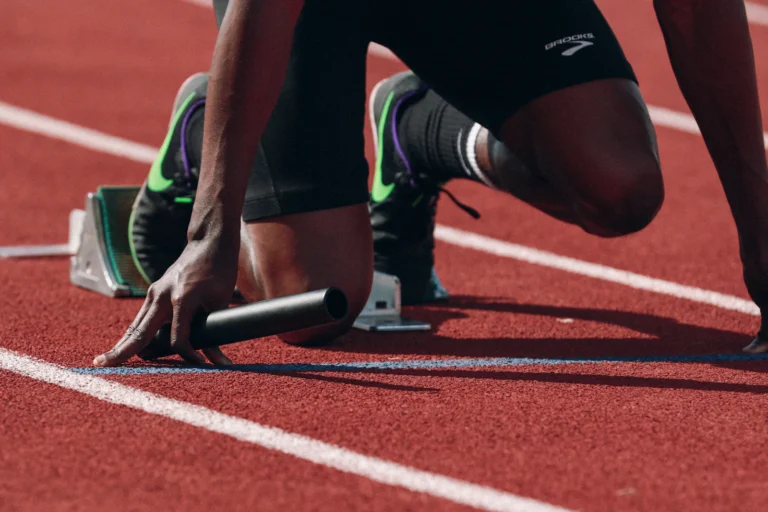 Corredor esprintando por una pista de atletismo