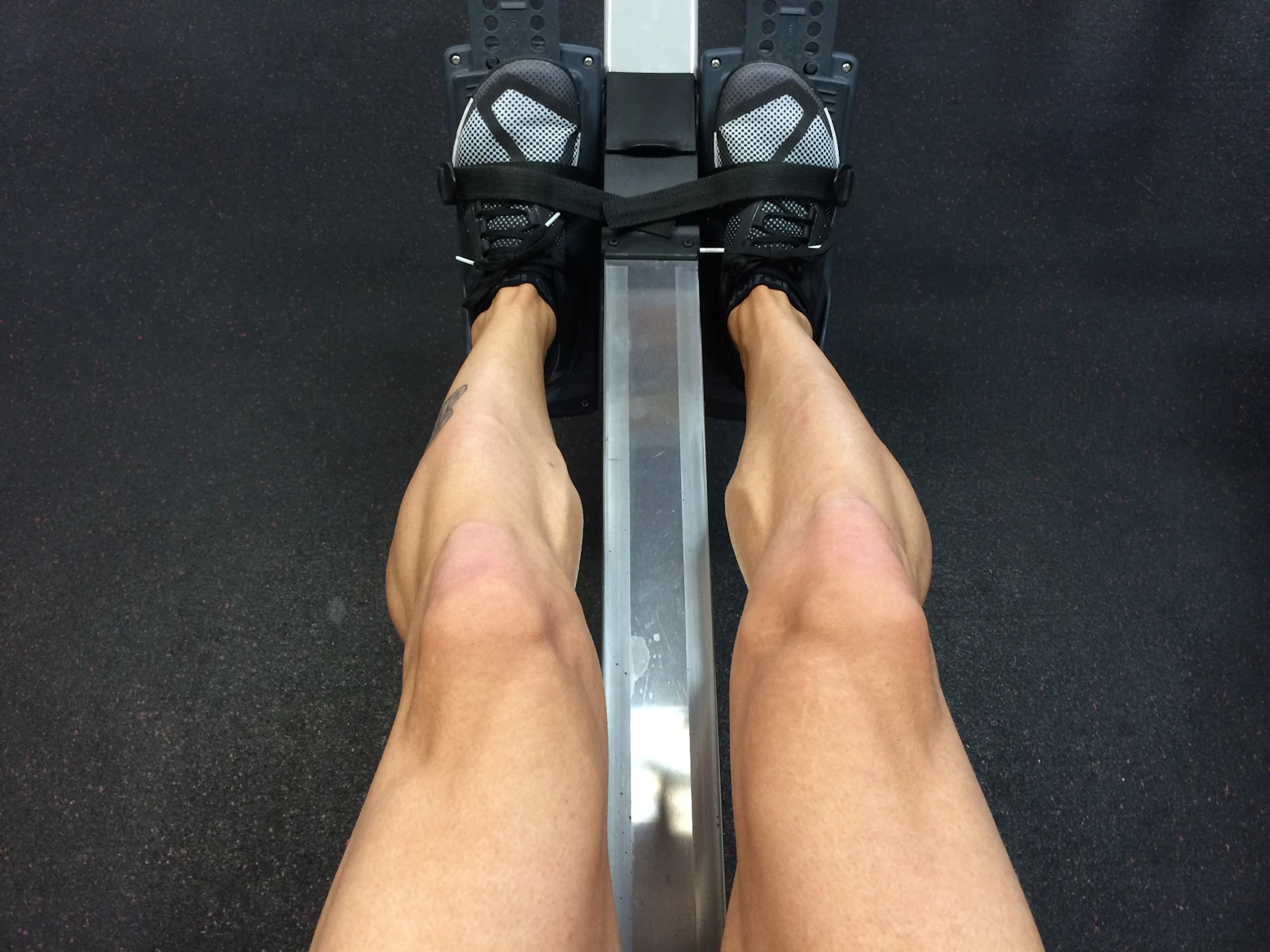Máquina de remo en un gimnasio