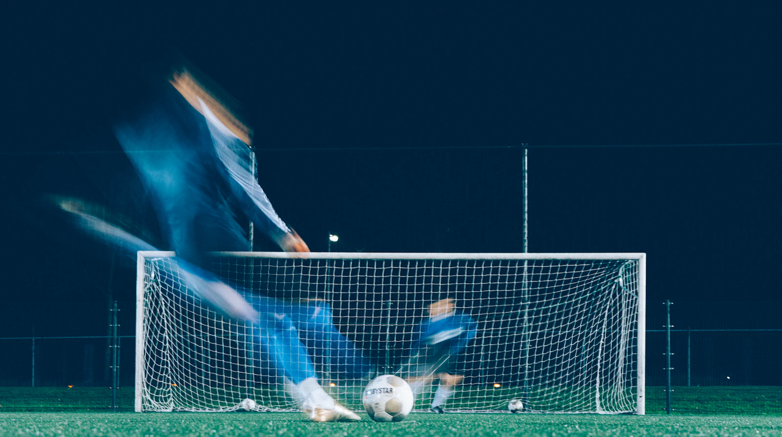 Portero lanzándose para detener un balón