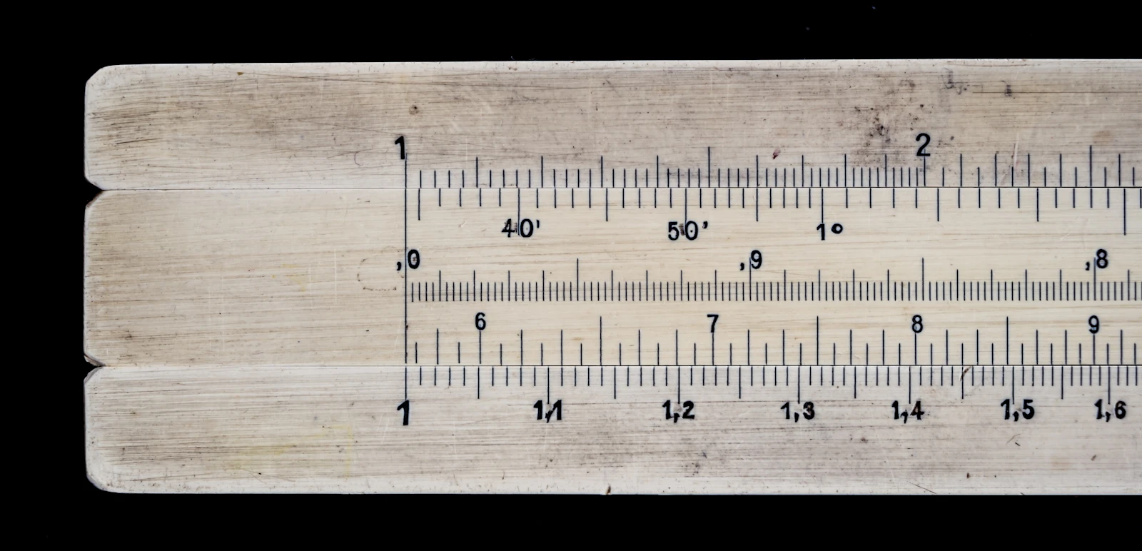Regla de medir de madera sobre una mesa