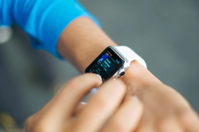 Corredor consultando la frecuencia cardiaca en su reloj deportivo durante un entrenamiento