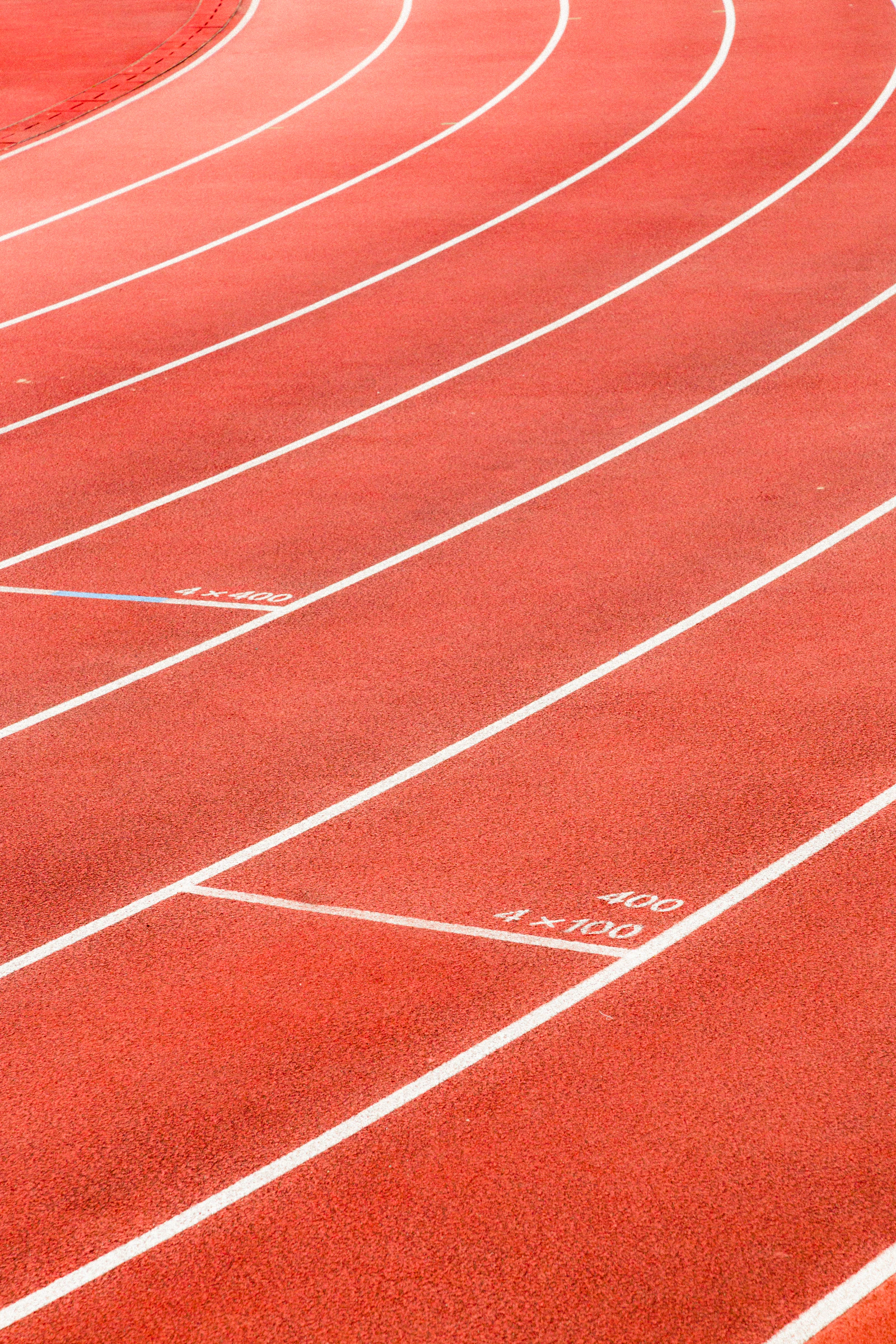 Pista de atletismo vacía con las calles marcadas
